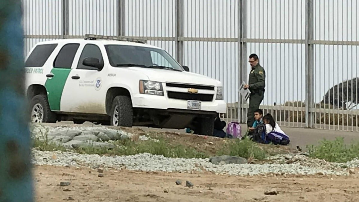 Hallan en Texas a más de 80 indocumentados en cinco casas de seguridad