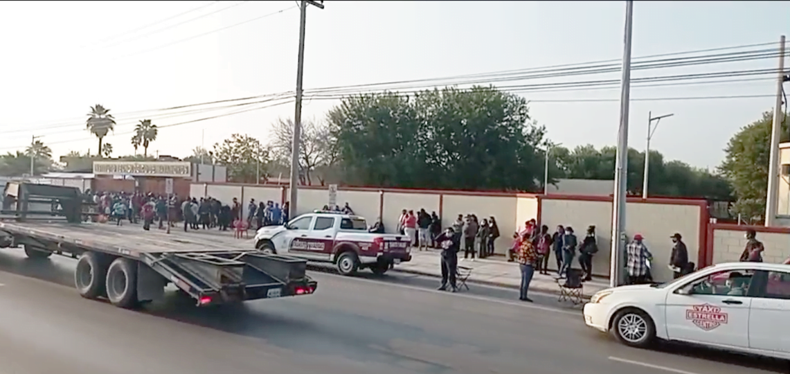 Larga fila en el Tecnológico de Matamoros por vacunación a rezagados mayores de 18 años