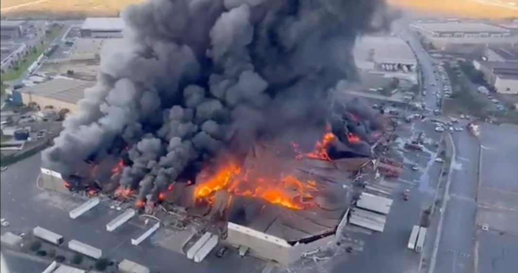 Incendio consume fábrica en Santa Catarina, NL; desalojan a más de 140 trabajadores