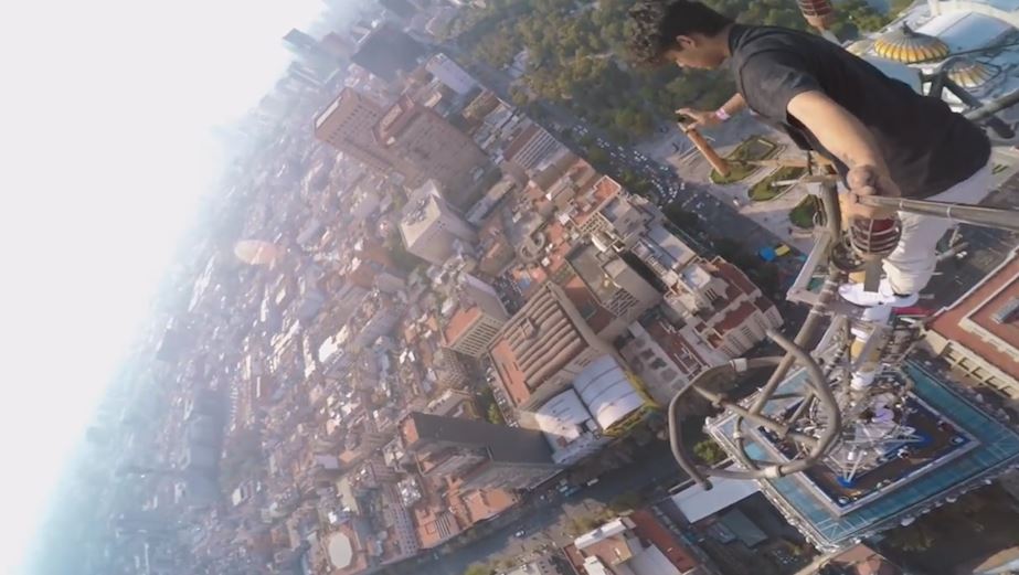 Youtuber trepa por antena de la Torre Latino en la CDMX