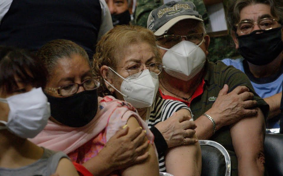 Arrancará refuerzo de vacuna covid a abuelitos en Victoria 