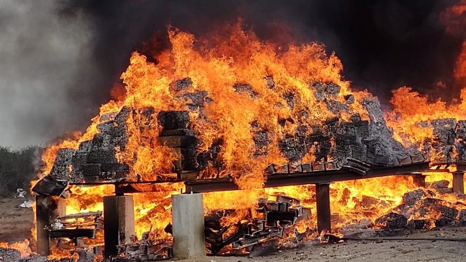 Ejército destruye cargamentos de droga y ropa asegurada en Tamaulipas