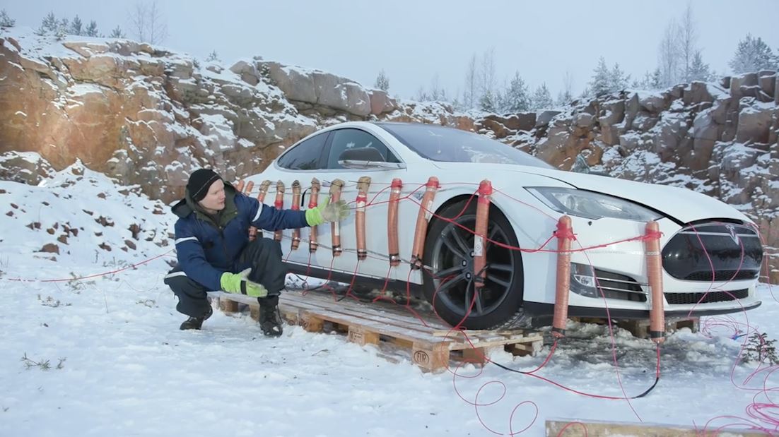 Youtuber explota un Tesla Model S de 3 millones de pesos