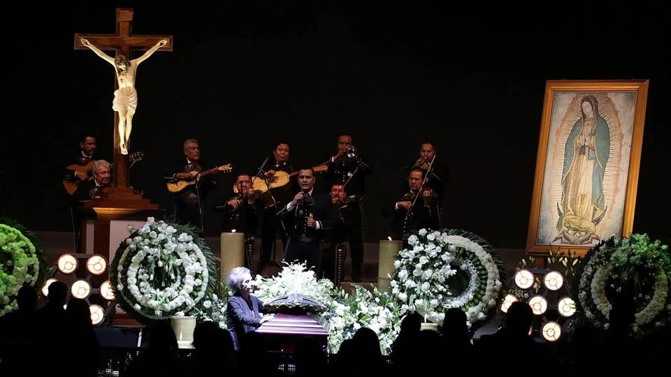 Homenaje a Vicente Fernández continua; habrá misa de cuerpo presente
