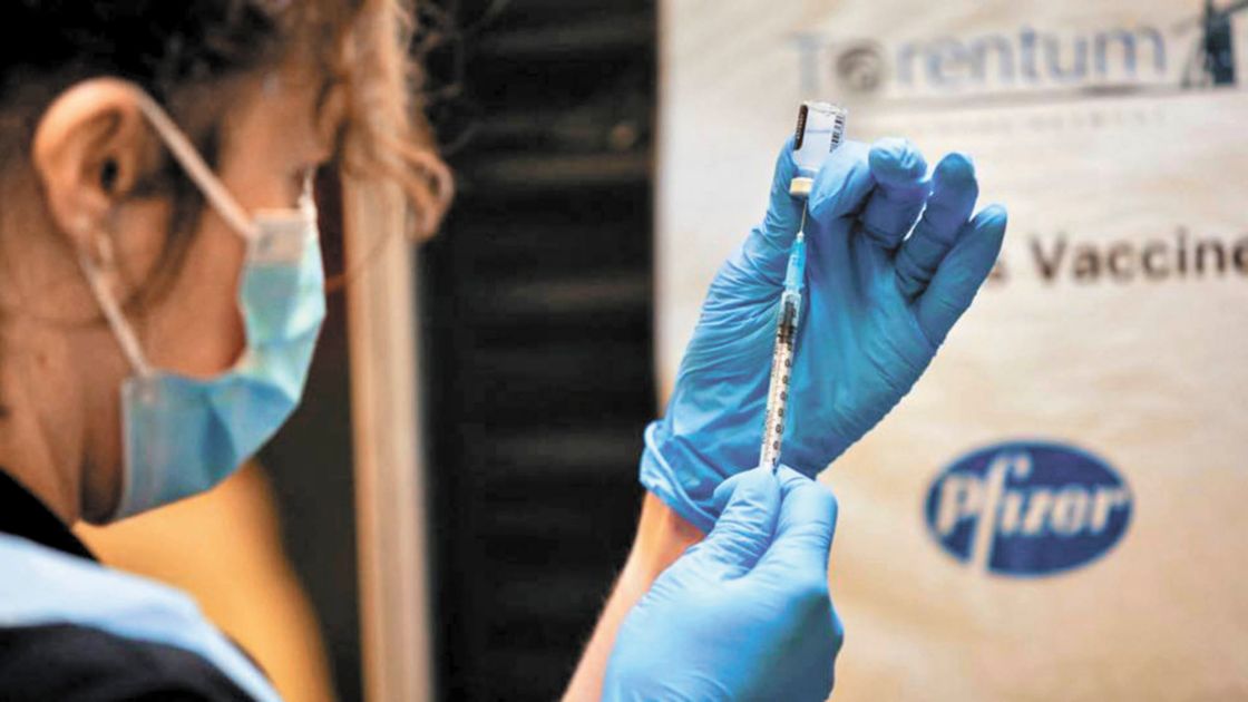 70% más protegidos ante ómicron con dos dosis de Pfizer, según estudio