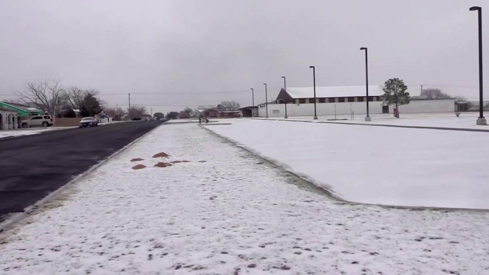Dos muertos, miles sin electricidad y vuelos cancelados en EE.UU. por tormenta.