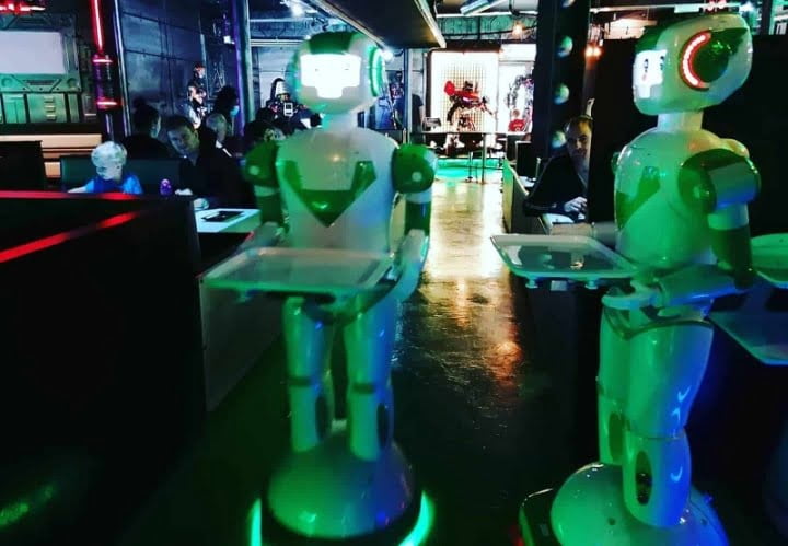 ¿Robots sustituirán a personas? Ya es una realidad, trabajan como meseros en este país