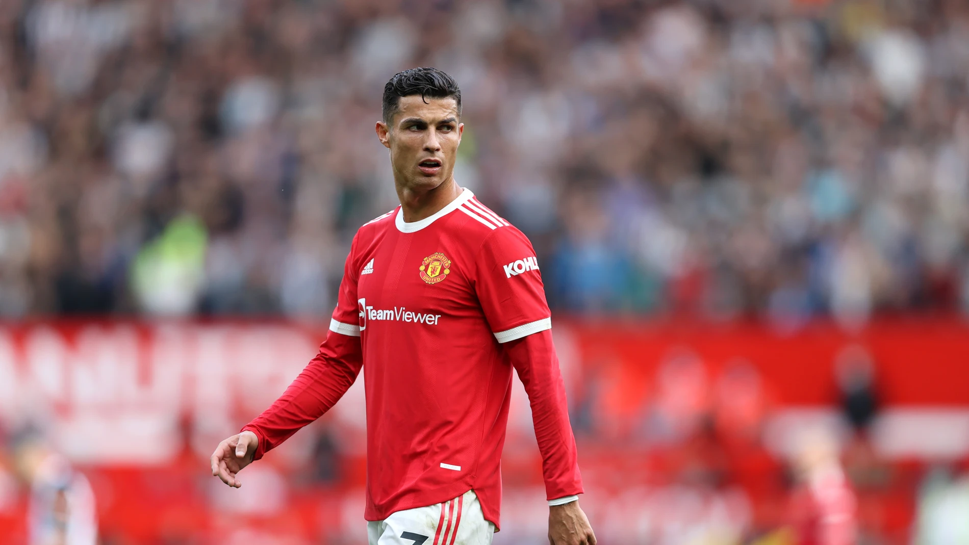 Cristiano Ronaldo recibe premio por récord de goles con selecciones.