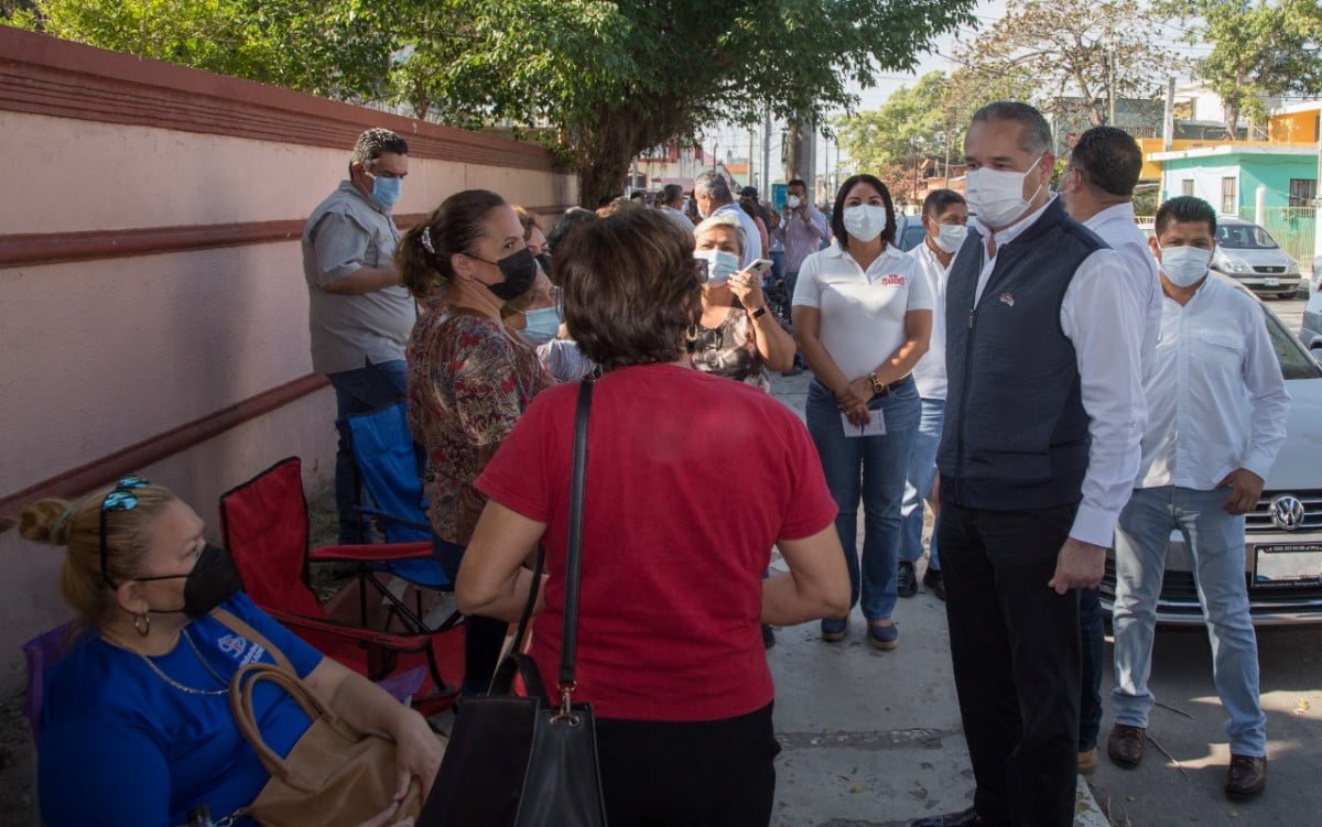 Adrián Oseguera encabeza organización en nueva sede de vacunación