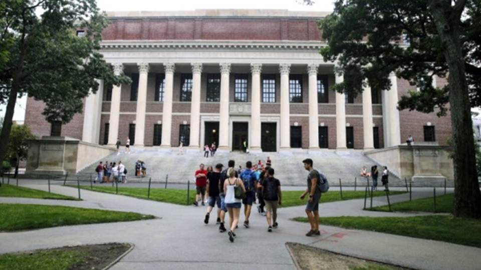 Escuelas de Estados Unidos retrasan fechas de ingreso por ómicron