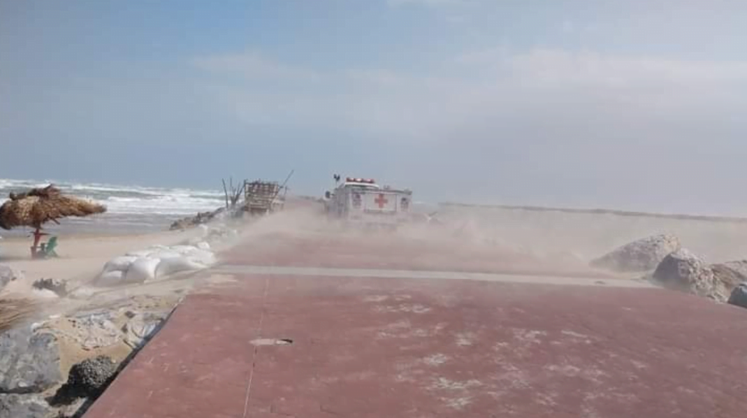 Rescatan a ciclista que quedo atrapado en las escolleras en Playa Miramar