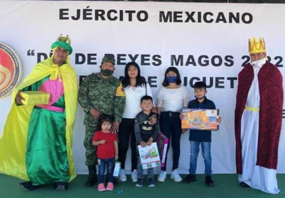 Militares de Reynosa celebran el día de reyes