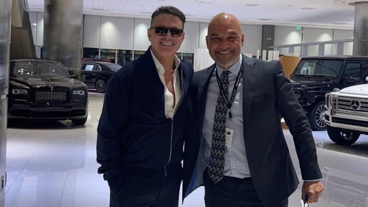 Reaparece Luis Miguel en la agencia Rolls-Royce con nuevo look