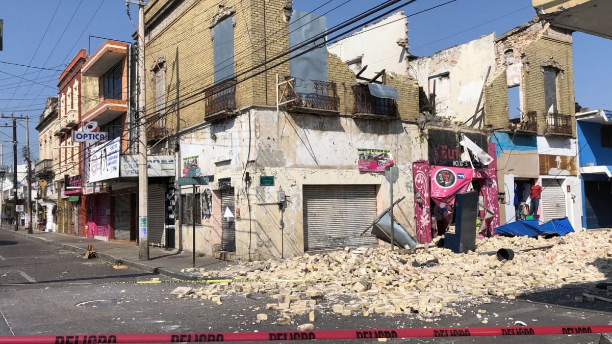 Fuertes vientos en Tampico provocan colapso de paredes de edificio antiguo