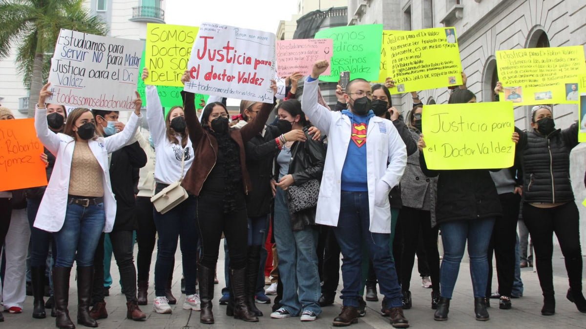 Protestan médicos en Tampico, exigen justicia para el Dr. Roberto Valdez