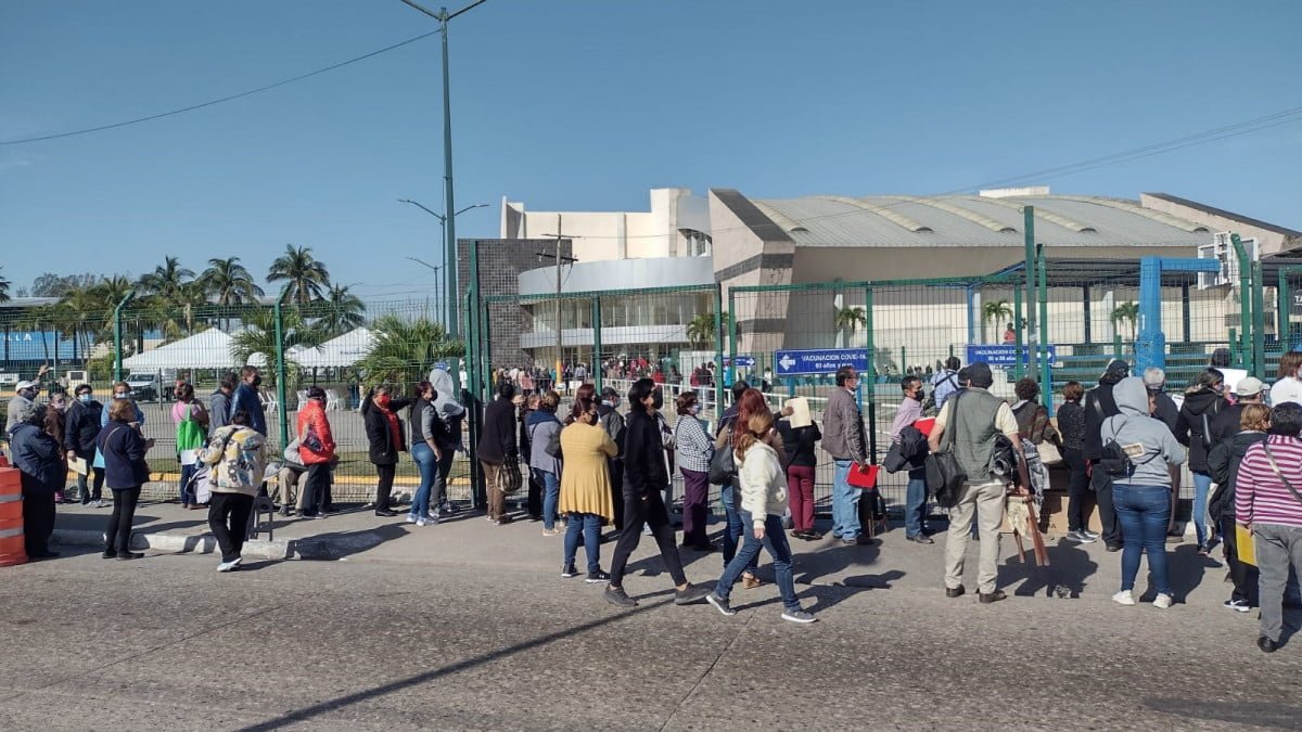 Abarrotan centros de vacunación en Tampico