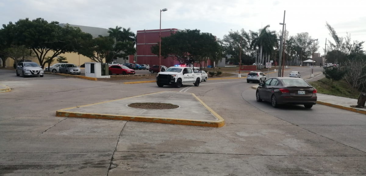 Adulto mayor irrumpe en modulo drive thru en Tampico ; causa datos a puerta de la UAT