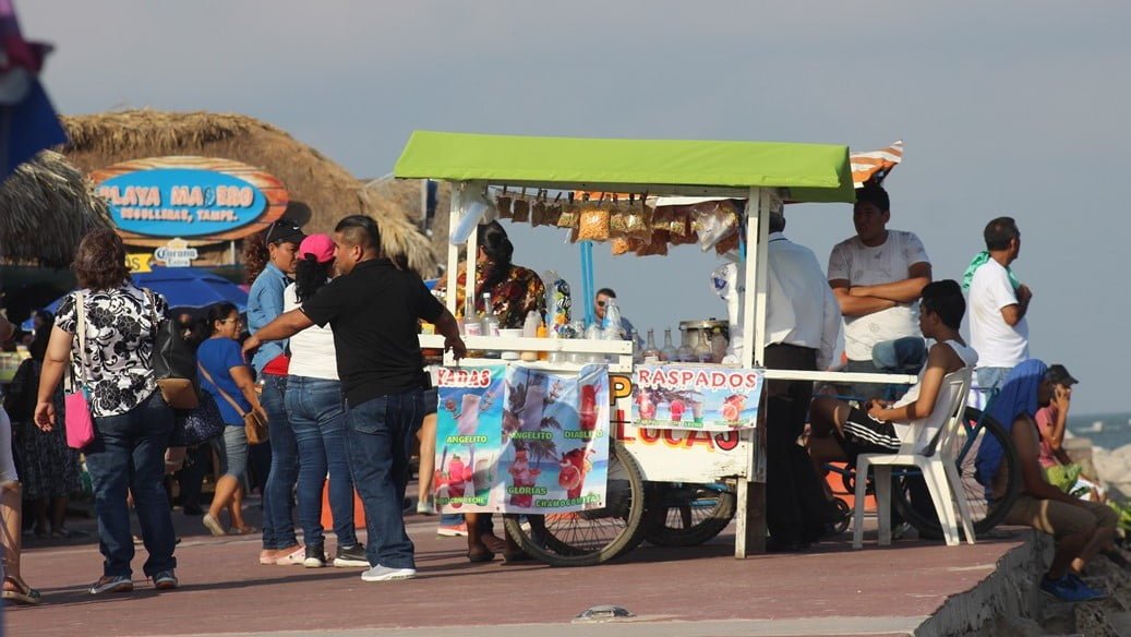 Retiran a ambulantes de escolleras en Miramar 