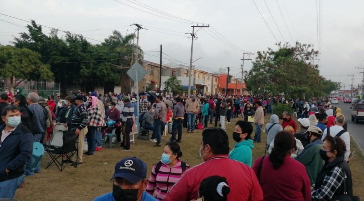 Sigue el caos en módulo de vacunación de Puertas Coloradas de Tampico