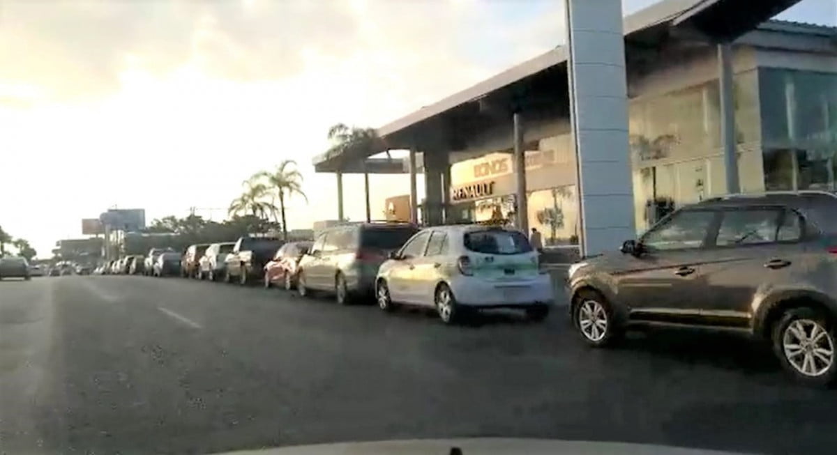Taxistas cobran hasta mil 500 por separar lugar en Drive Thru en Tampico