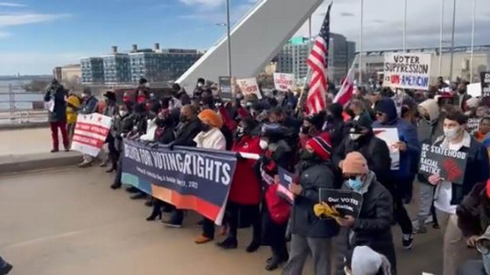 La familia de Martin Luther King dirige marcha por derecho al voto en Estados Unidos