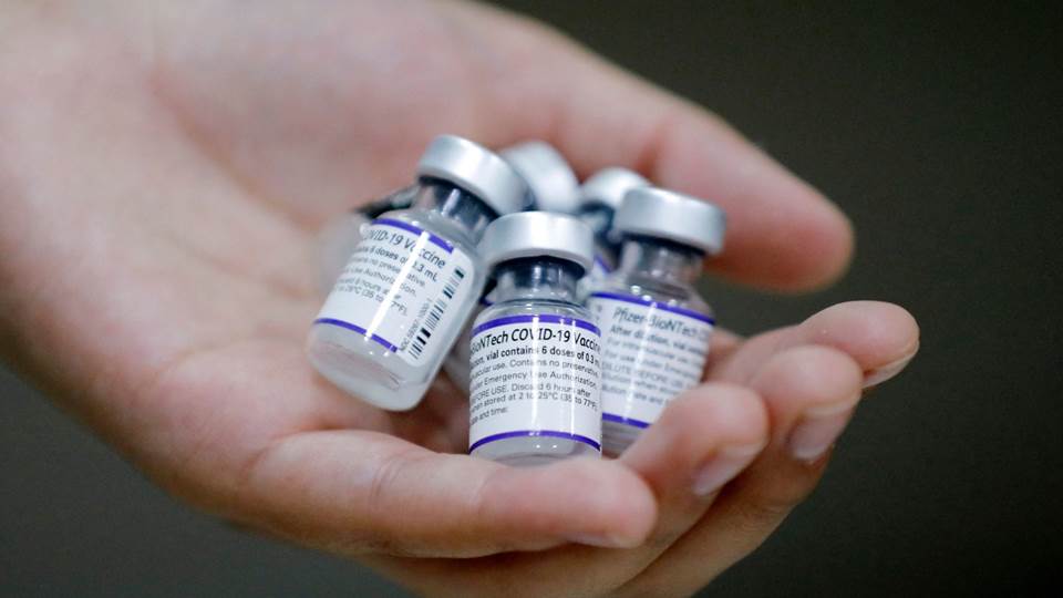 Pfizer asegura que vacuna covid contra ómicron estará lista en marzo