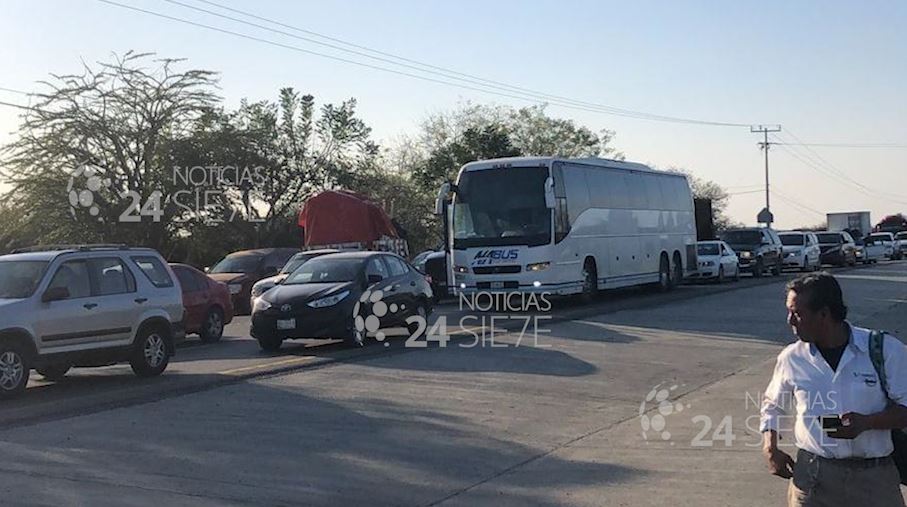 Bloquean carretera Tampico-Mante en Altamira; exigen a la CFE restaurar el servicio