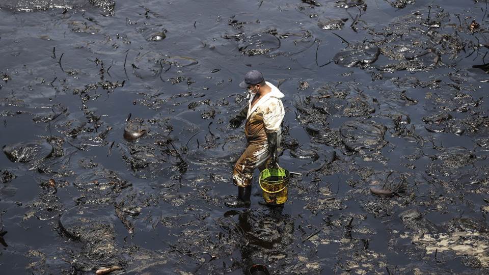 Se contaminan 21 playas por un derrame petrolero en Perú