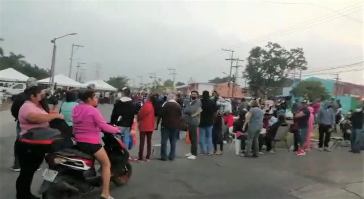 Caos en filas de vacunación en la Unidad Deportiva de Puertas Coloradas en Tampico