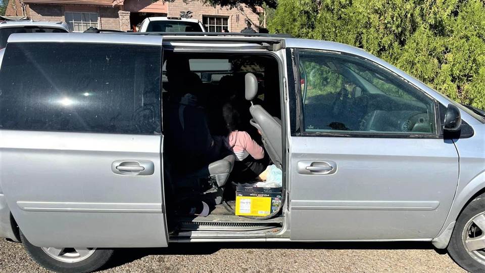 Abandonan a ilegales en camioneta en Laredo, Texas