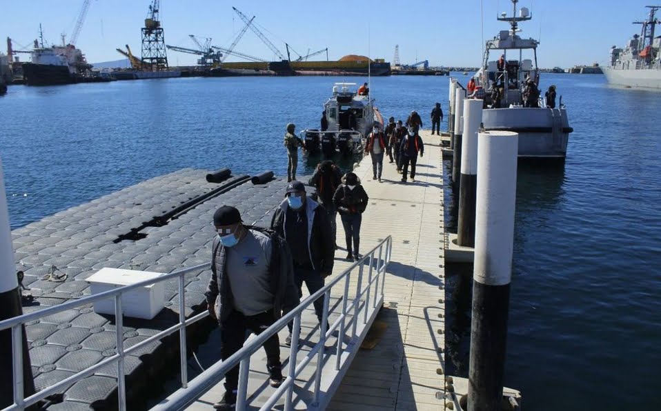 En Baja California, rescatan a 19 migrantes que buscaban cruzar a EU por mar