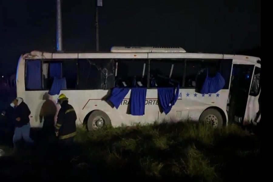 Choca autobús de maquiladora Mecalux en San Fernando, trabajadores gravemente heridos 