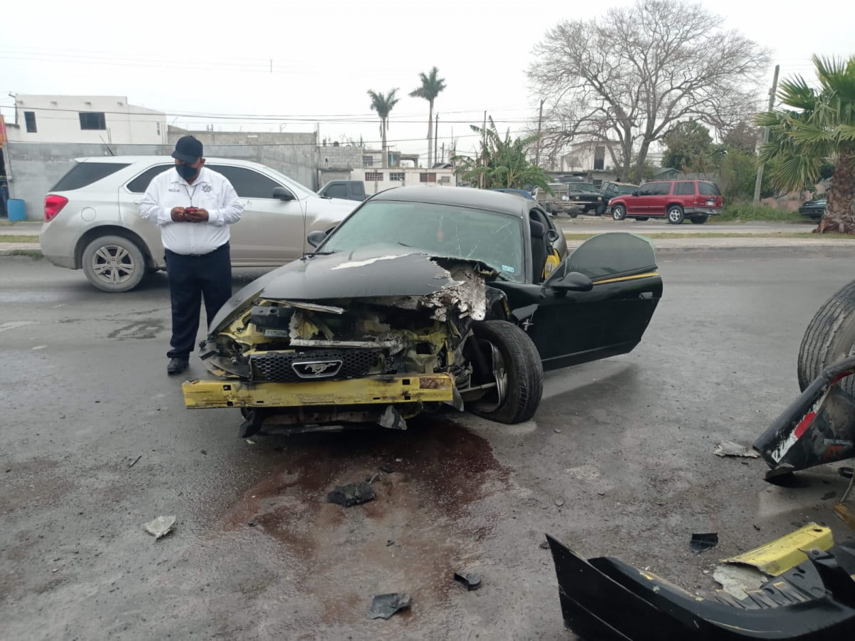 Joven pierde el control y choca contra trailer en Matamoros