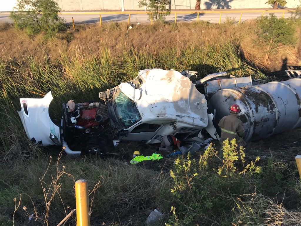 Vuelca pipa con etanol tras chocar en Matamoros