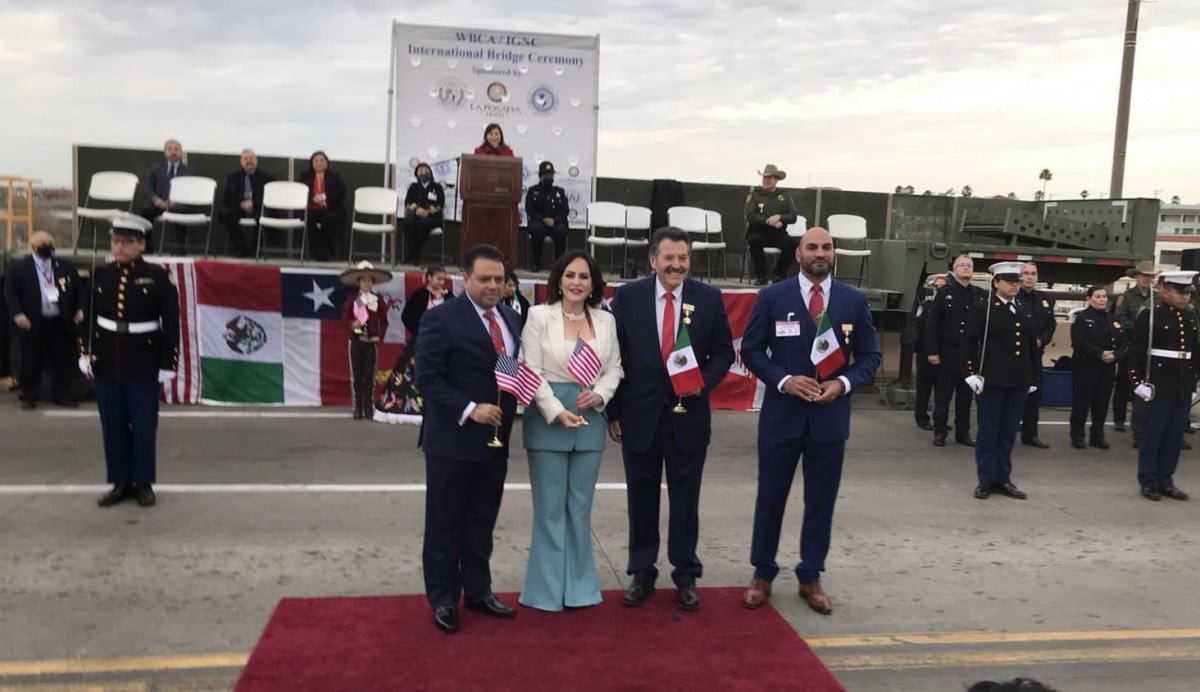 Celebra Dos Laredos ceremonia del Abrazo en el Puente 2