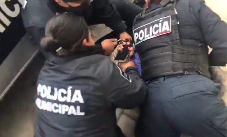 Viralizan video de policías sometiendo a una adulta mayor en Pachuca
