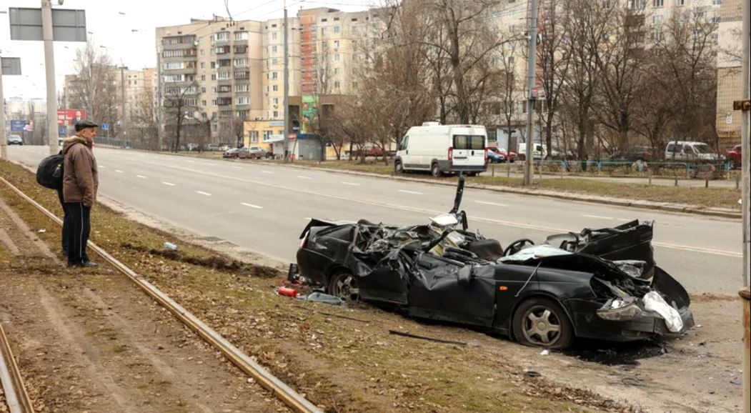 El impactante momento en que un tanque ruso aplasta un automóvil en Kiev