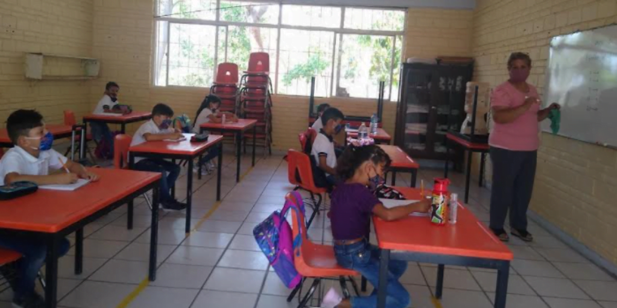 Padres de familia no tienen para uniformes escolares en Tamaulipas