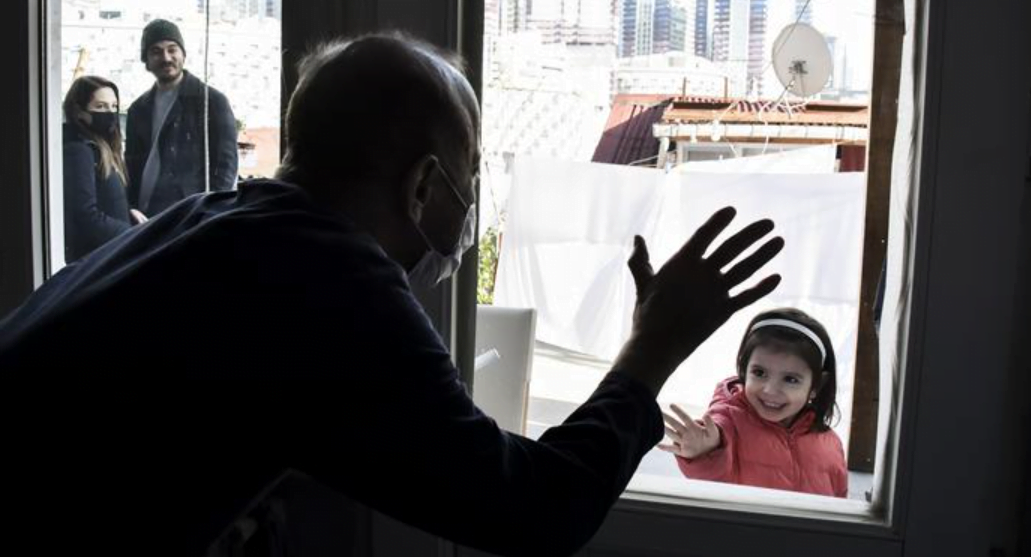 Hombre lleva desde noviembre de 2020 dando positivo a Covid-19