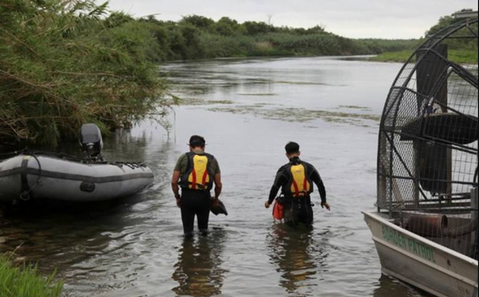 Familia haitiana es rescatada a punto de morir ahogados en el Río Bravo