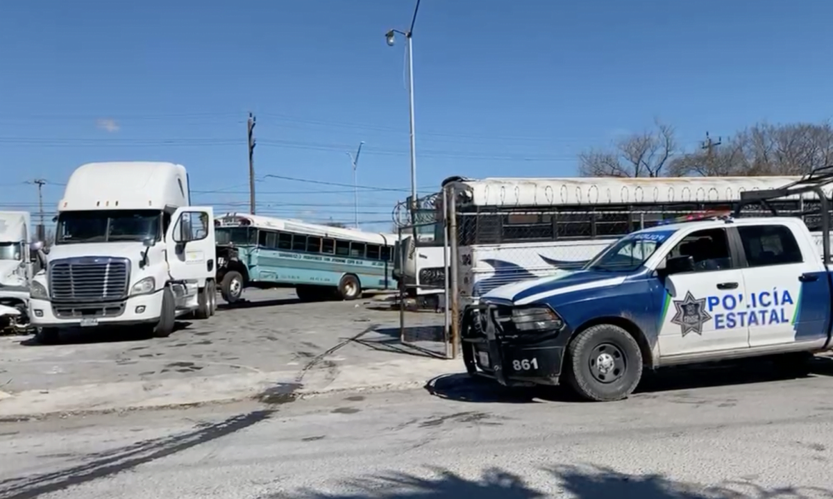 Transportan estatales unidades decomisadas al deshuesadero 