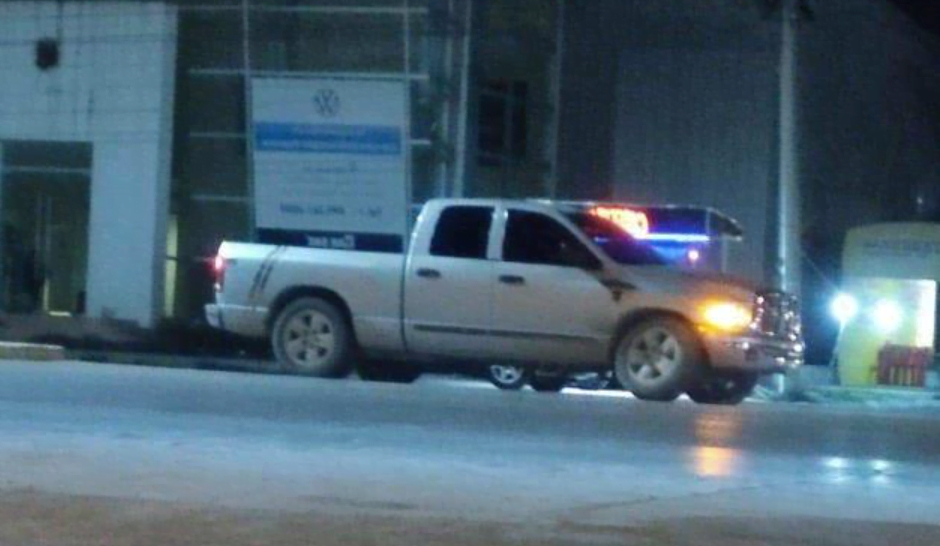 Choca contra camioneta y se da a la fuga