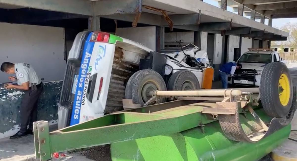 Remolque se estrella contra unidad de rescate vial  “Ángeles Azules”, responsable huye