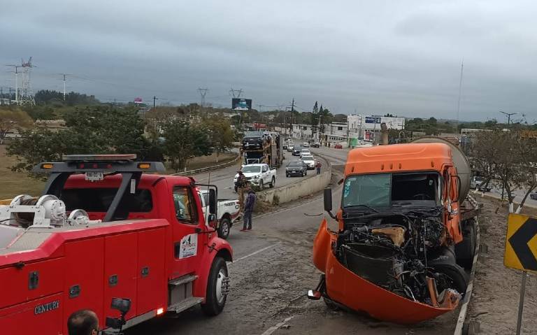 Deja un lesionado choque entre pipa y camión de carga en Altamira