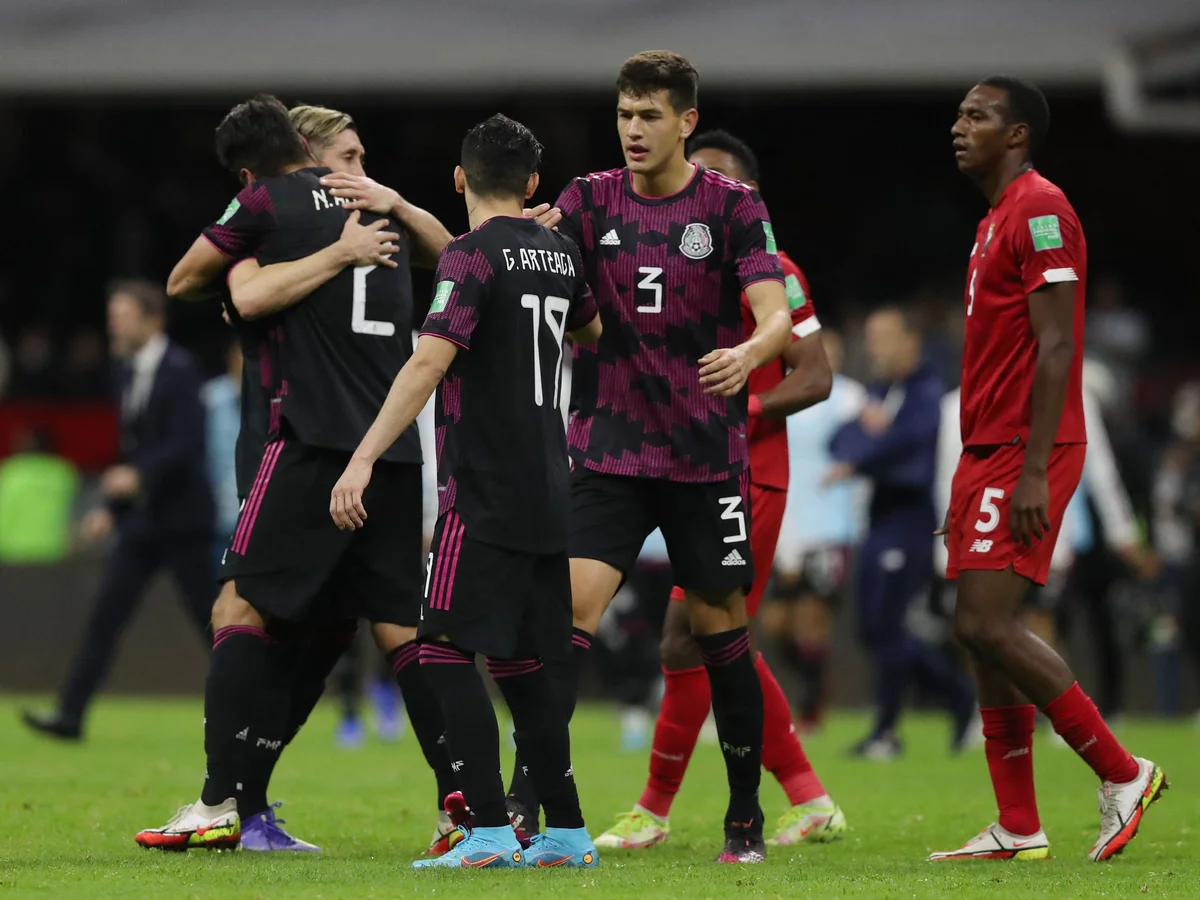 México sufre ante Panamá pero vence y tiene un pie en Qatar