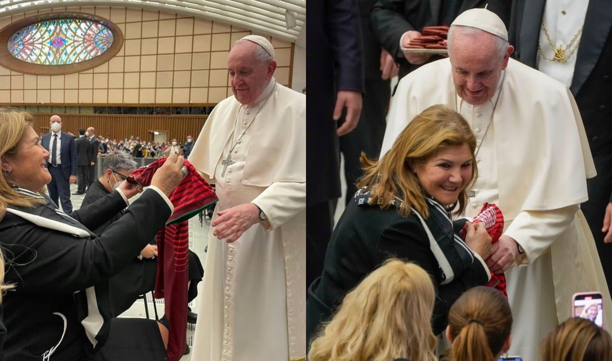 Mamá de CR7 le regalo una playera de Portugal al papá Francisco