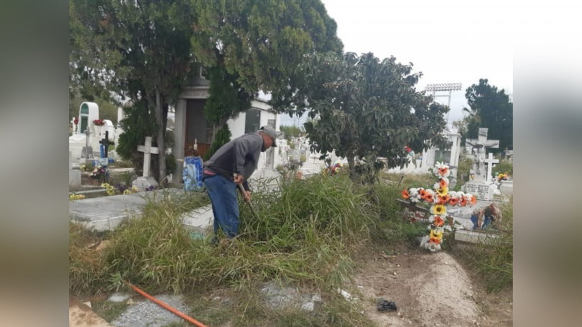 Invaden basura y hierba a panteón de Reynosa