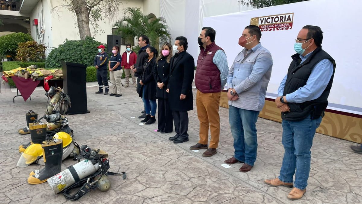 Entrega alcalde Lalo Gattás más equipo a Protección Civil de Victoria