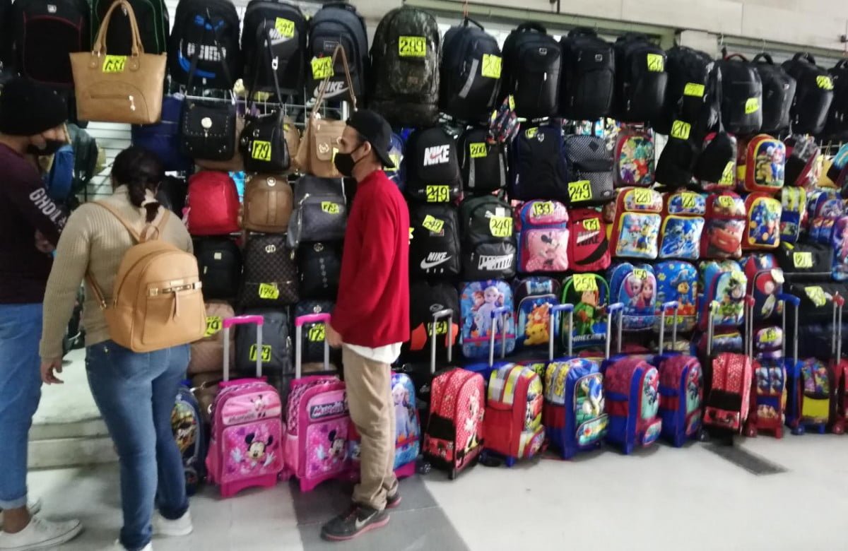 Repunta venta de mochilas en la zona sur; comerciantes mantienen sus precios