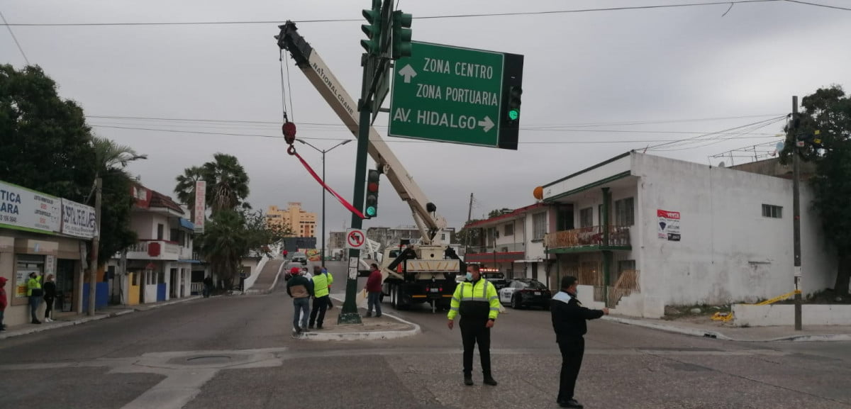 Frentes fríos dañan semáforo en Tampico